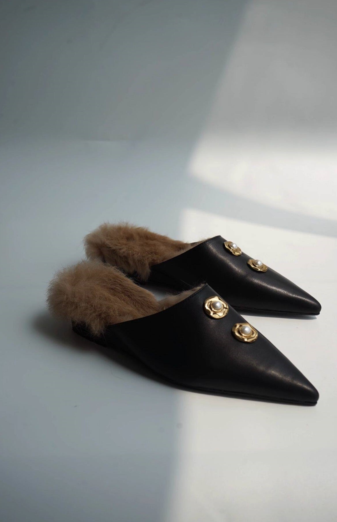 B-FEI black leather single shoe with metal buckle.