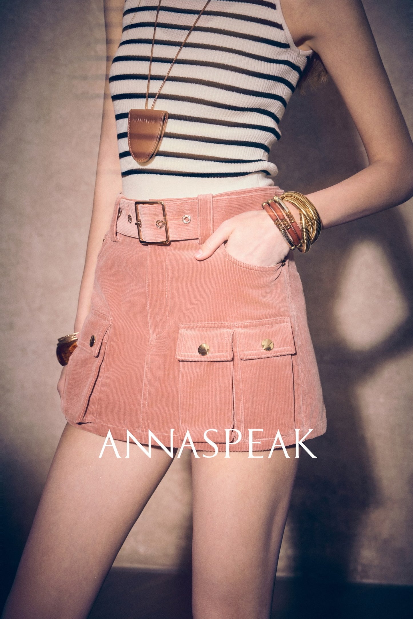 ANNASPEAK long-legged long-staple corduroy cargo jeans.