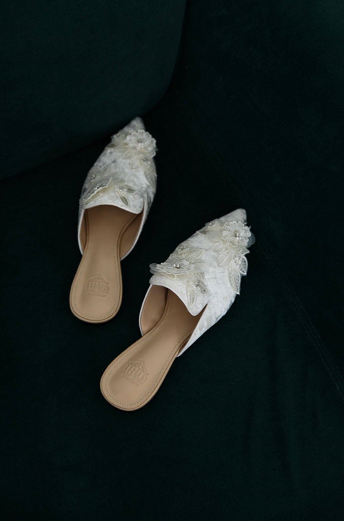 B-FEI pointed toe flower embossed flat mules -OPERT.