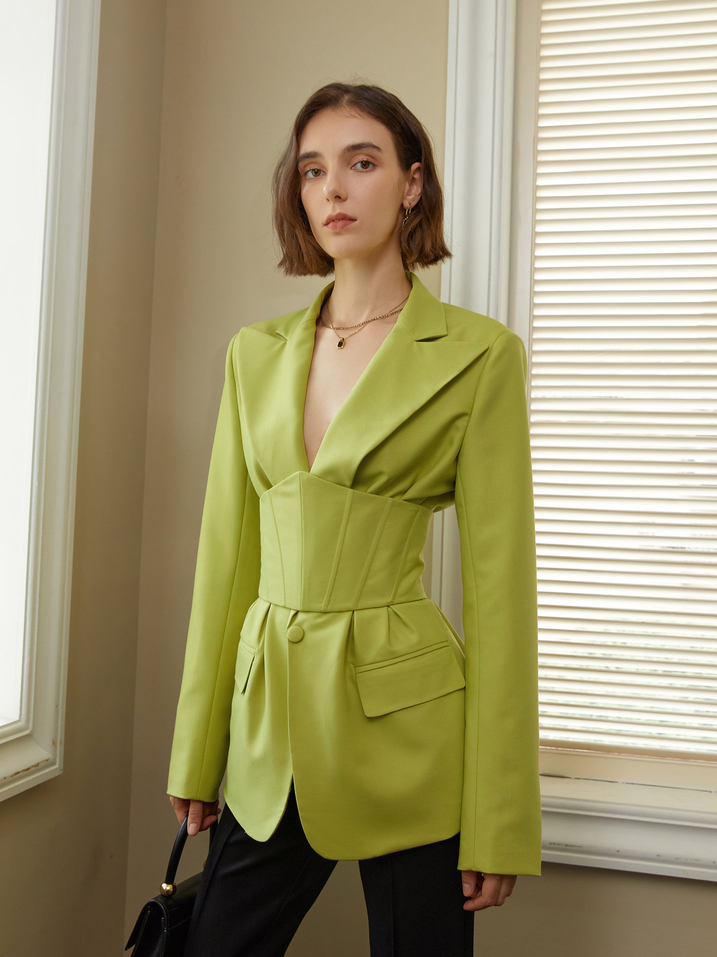 Waist V-neck suit jacket is a one-button with girdle, long sleeves, and early spring green blazer- Dedta