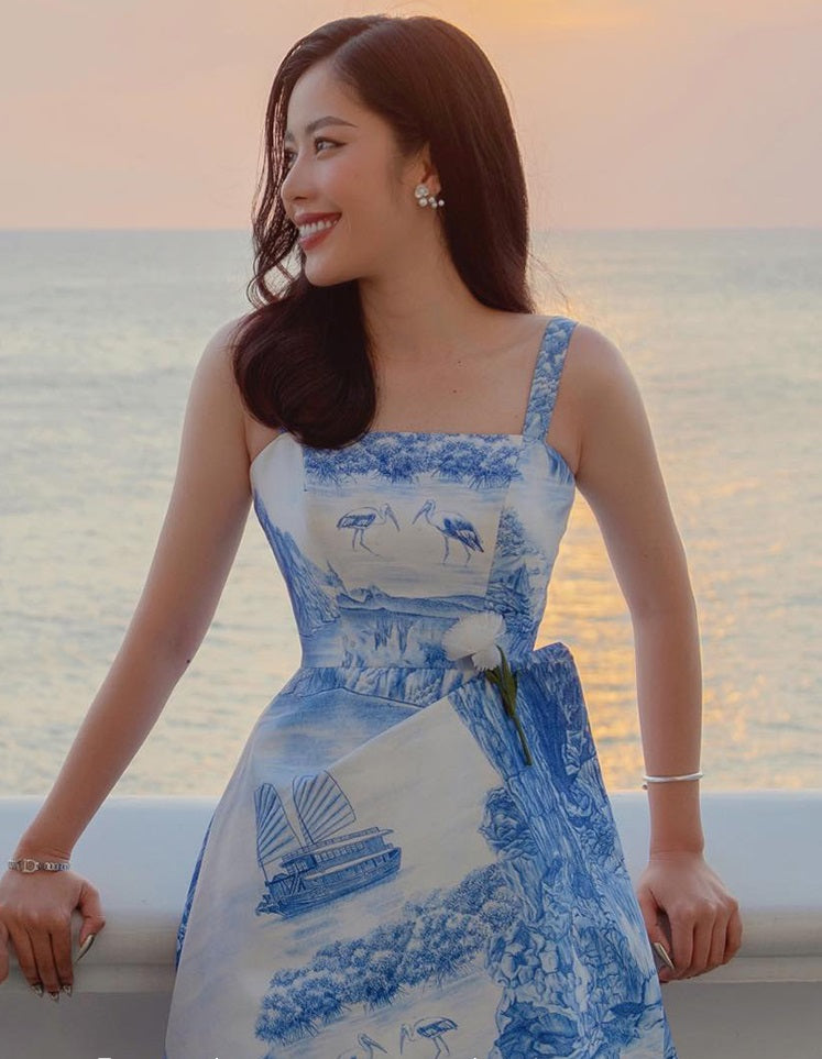 Elegant taffeta, delicate straps, a squareneck and side curved flap dress- Perdida