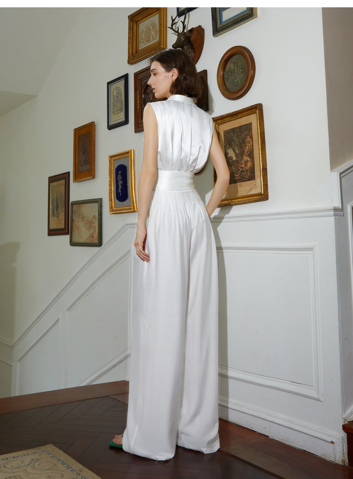 High waist white slim wide-leg trousers and a V-neck satin sleeveless slim top- Postal