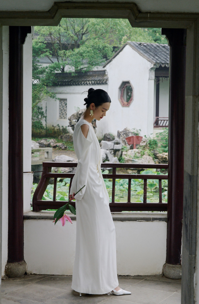 Retro white deep V high-quality pleated waist strap front slit light wedding dress- Mula