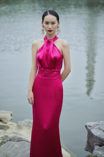 Sleeveless satin halterneck fitted dress- Fiol