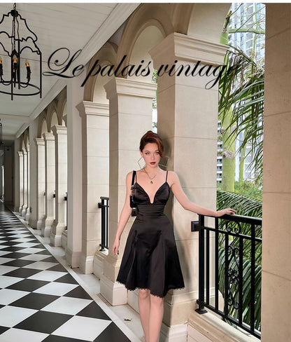 Le Palais Vintage Elegant Black Pleated V-Neck High Waist Slit Party Skirt-Coren