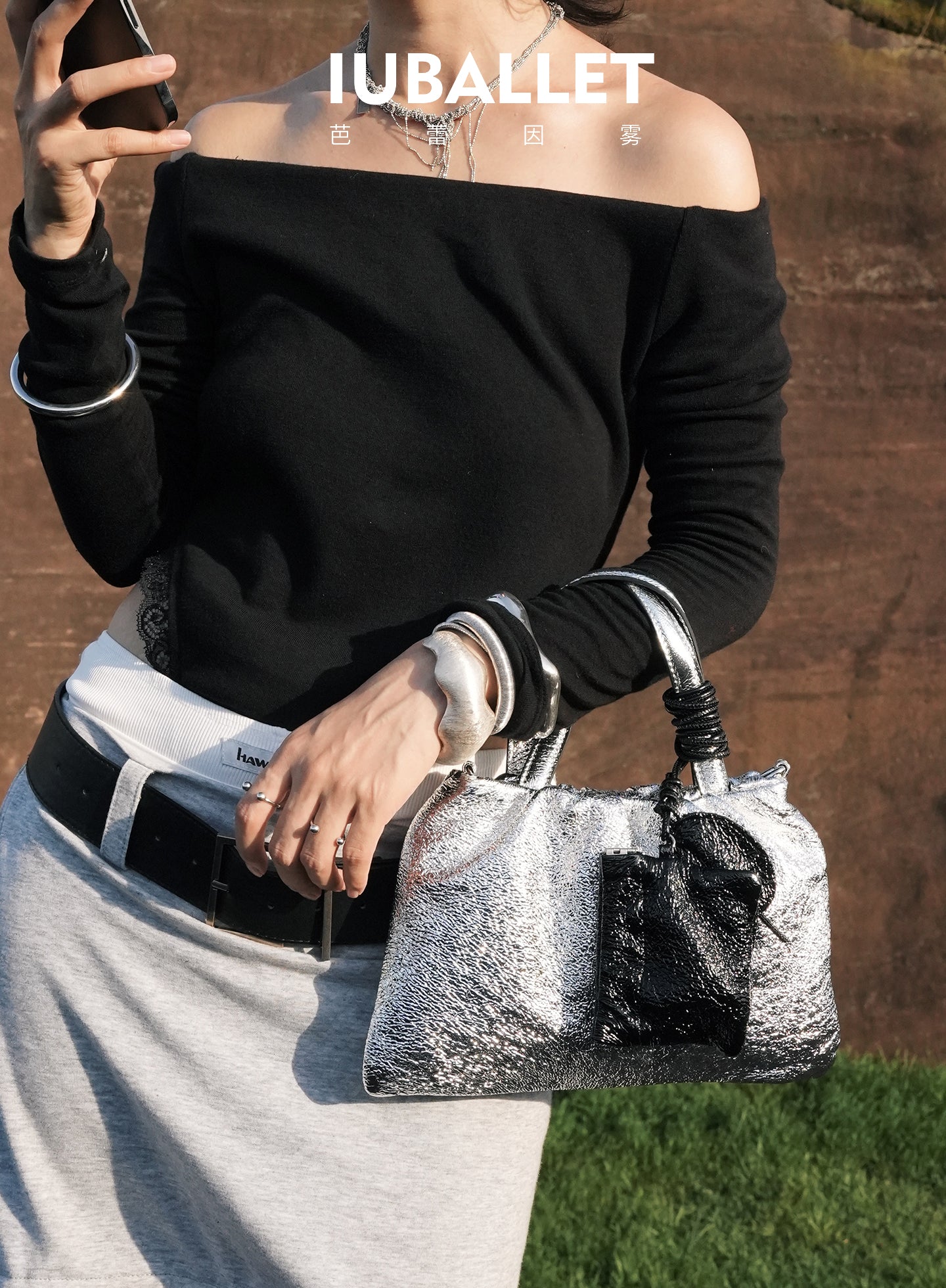 IUBALLET black and white sequence real sheepskin contrast tote bag - BLUE.