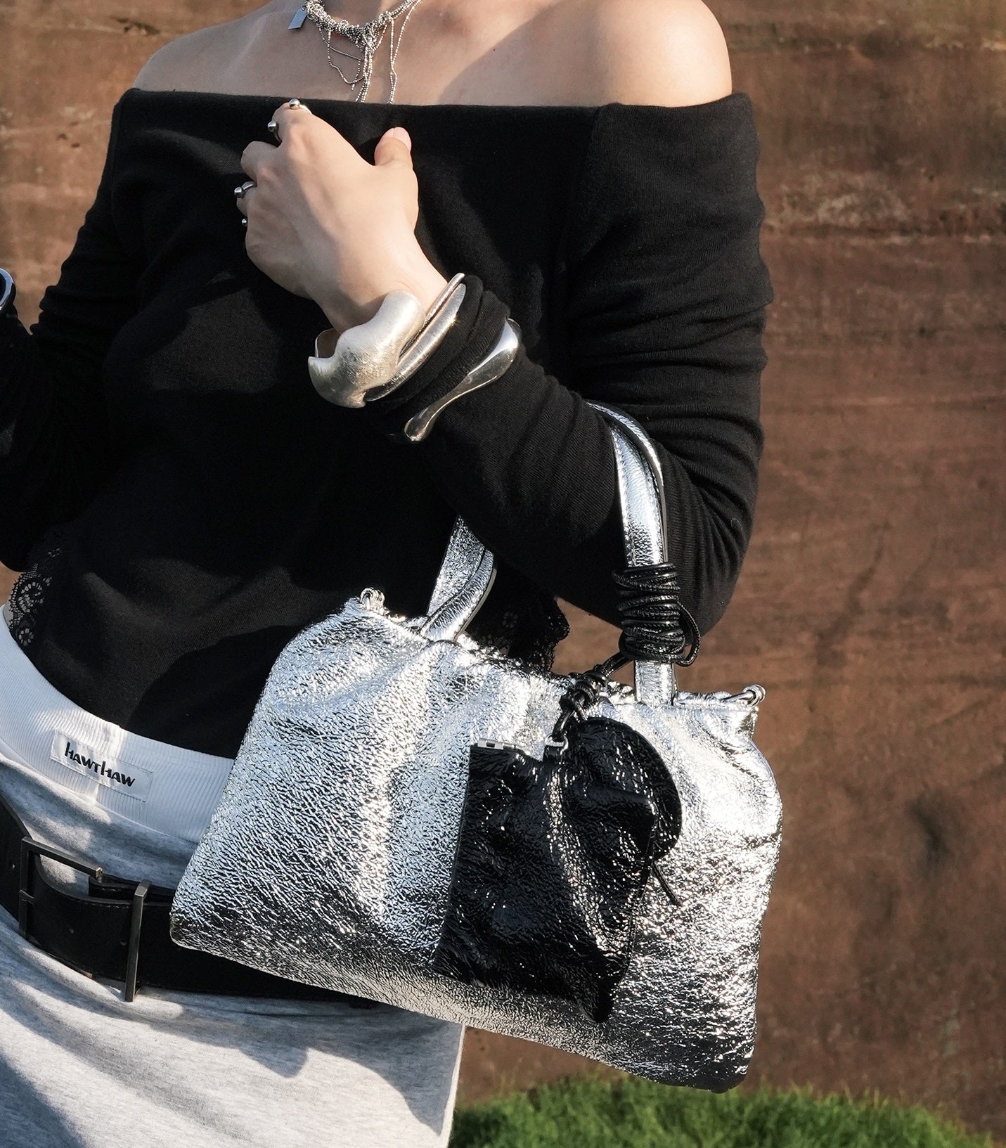 IUBALLET black and white sequence real sheepskin contrast tote bag - BLUE.