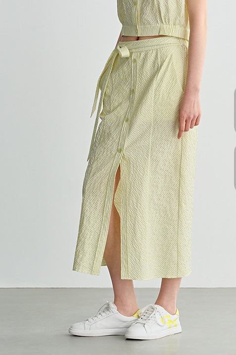 COMME MOI Crinkled yellow striped front slit midi skirt - CUBA.