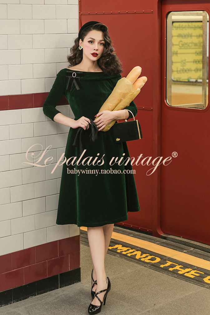 Le Palais Vintage Original Retro Delicate Velvet Crossbody Handbag-Diane.