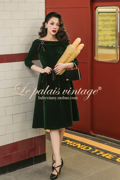 Le Palais Vintage Original Retro Delicate Velvet Crossbody Handbag-Diane.