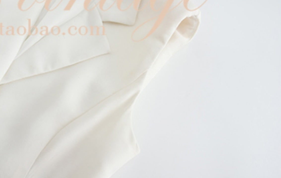 Le palais vintage cropped slim waistcoat with a white deep V suit collar Vest- MEE