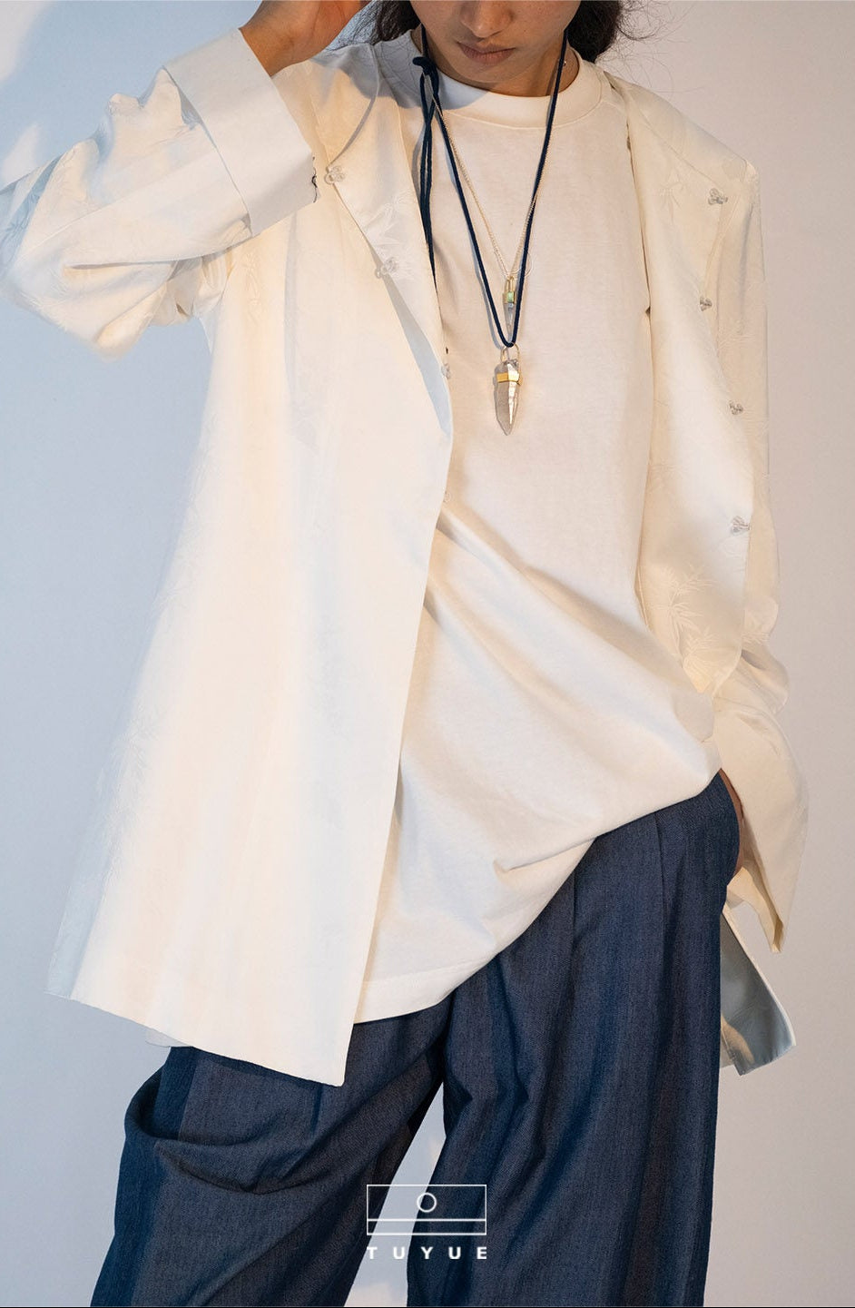 TUYUE white woven flower crew neck slim fit blazer - NINA.