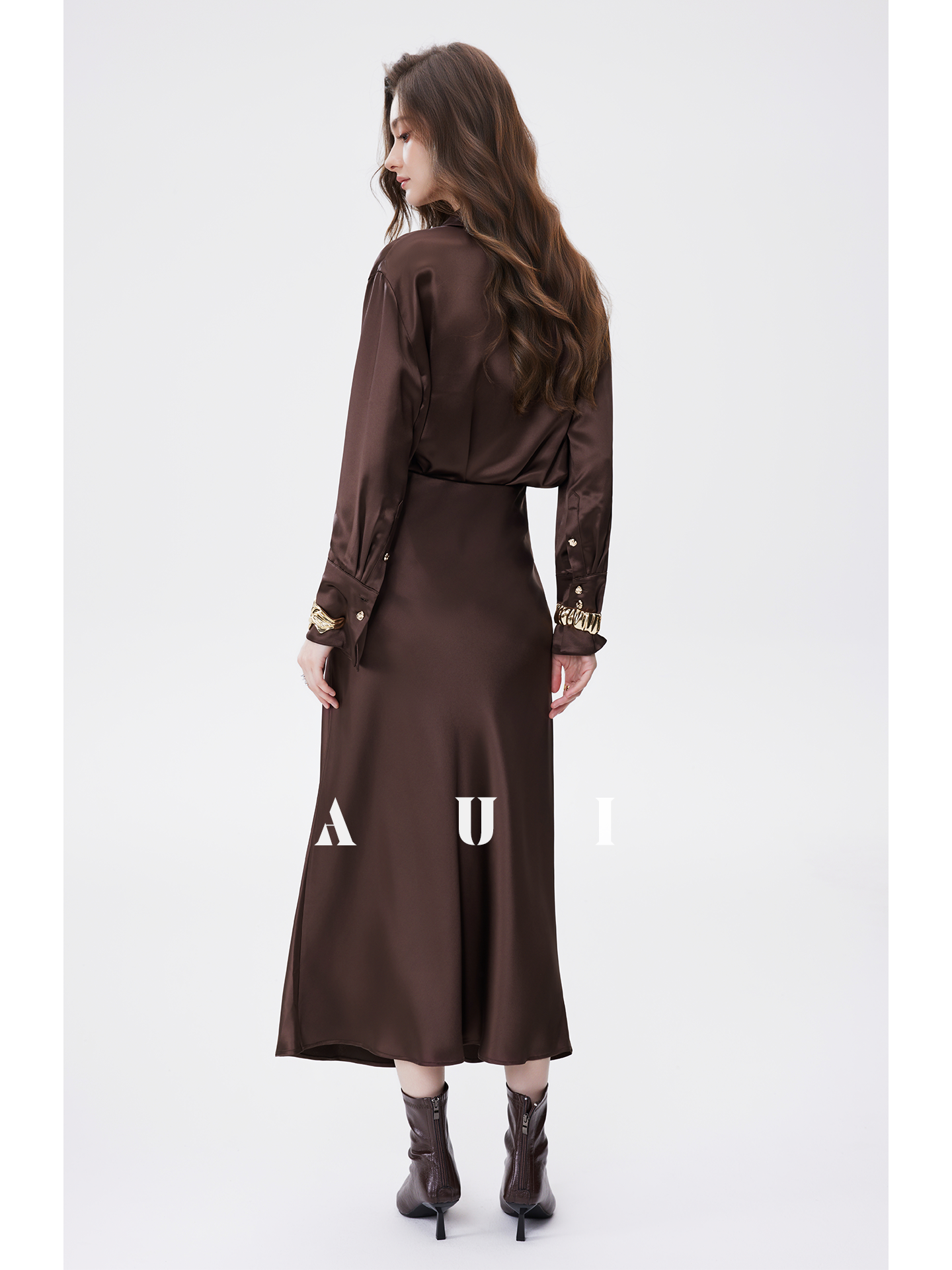 AUI Maillard coffee color high-end satin temperament high-waisted hip skirt - Gyeong.