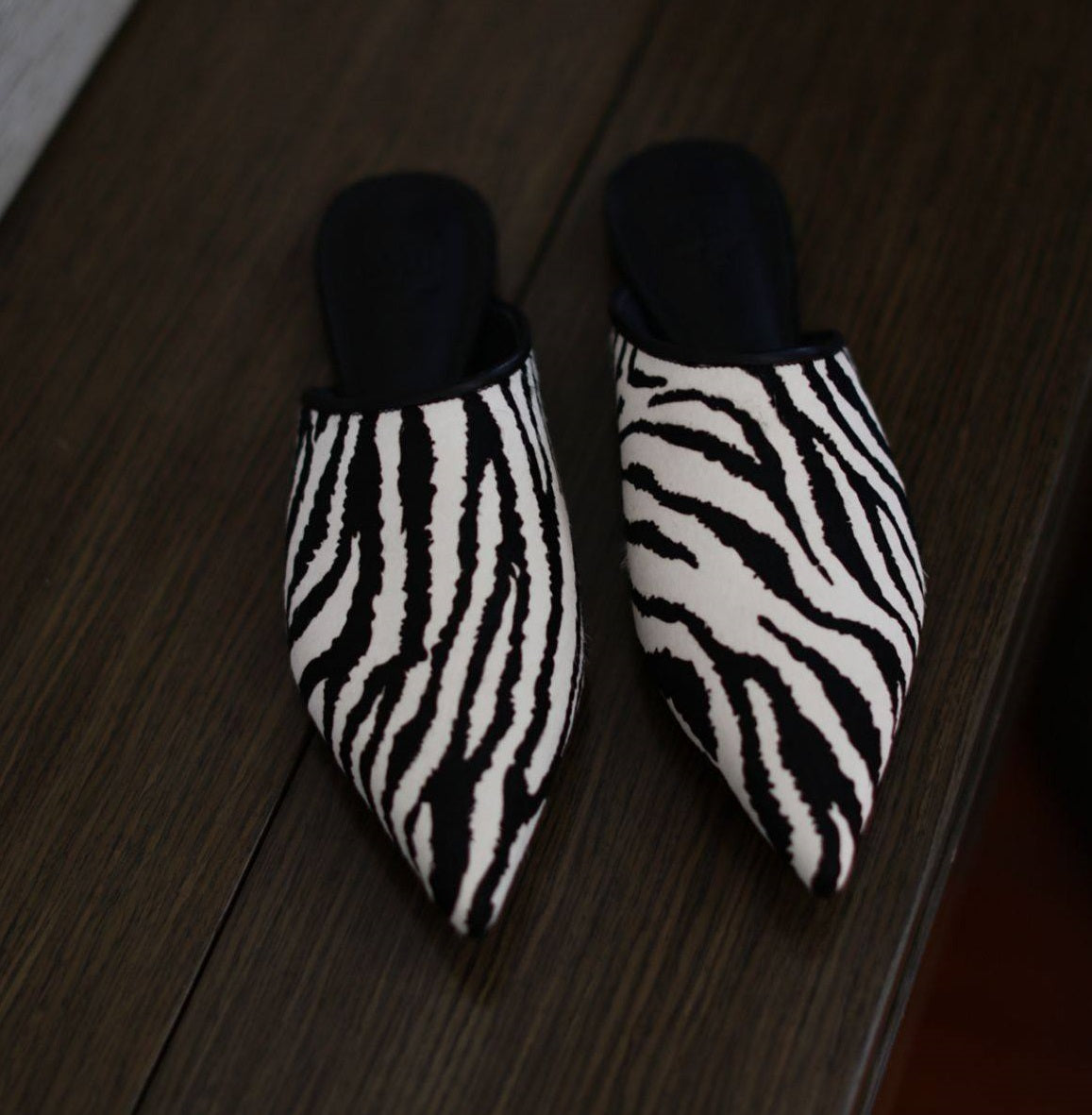 B-FEI zebra print pointed toe flip flat mules-MARK.