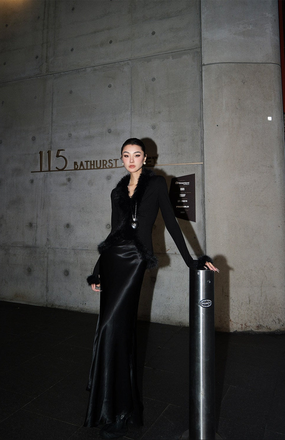 MEI SANGUAN Black slim V-neck fur jacket - BRIXABY