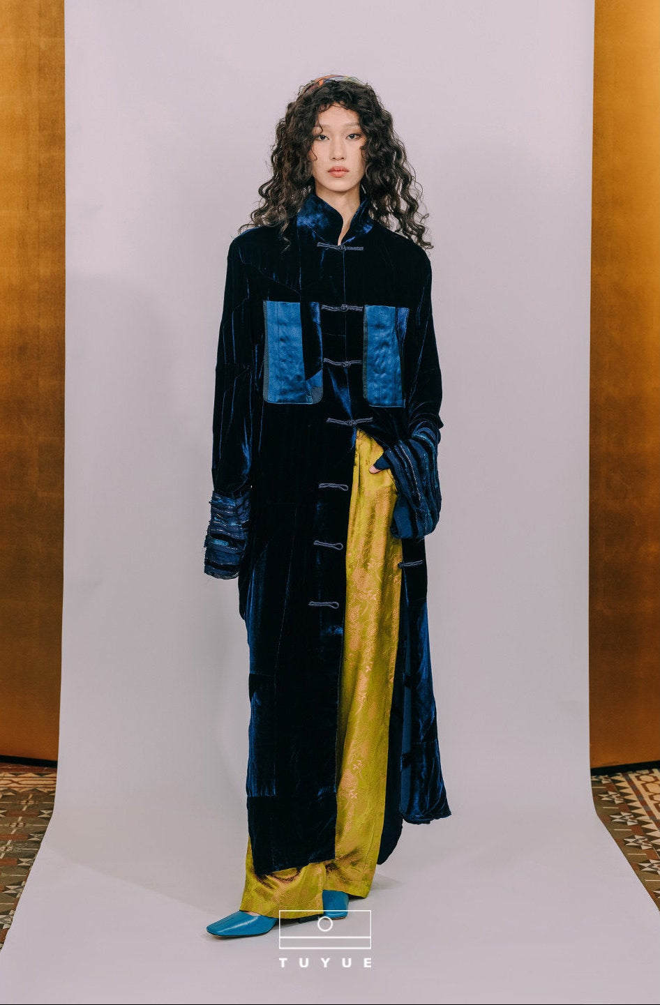TUYUE Blue Silk Velvet Handmade Buckle Stand Collar Robe Jacket - RUTH.