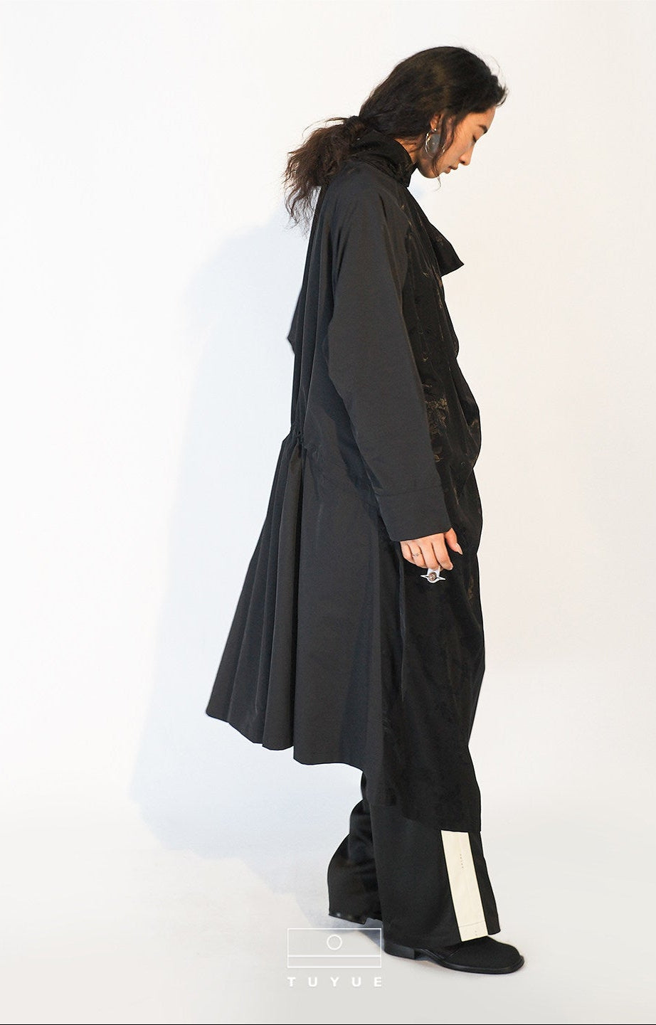 TUYUE Black Satin Weave Drawstring Silhouette Trench Coat - GARFIELD.