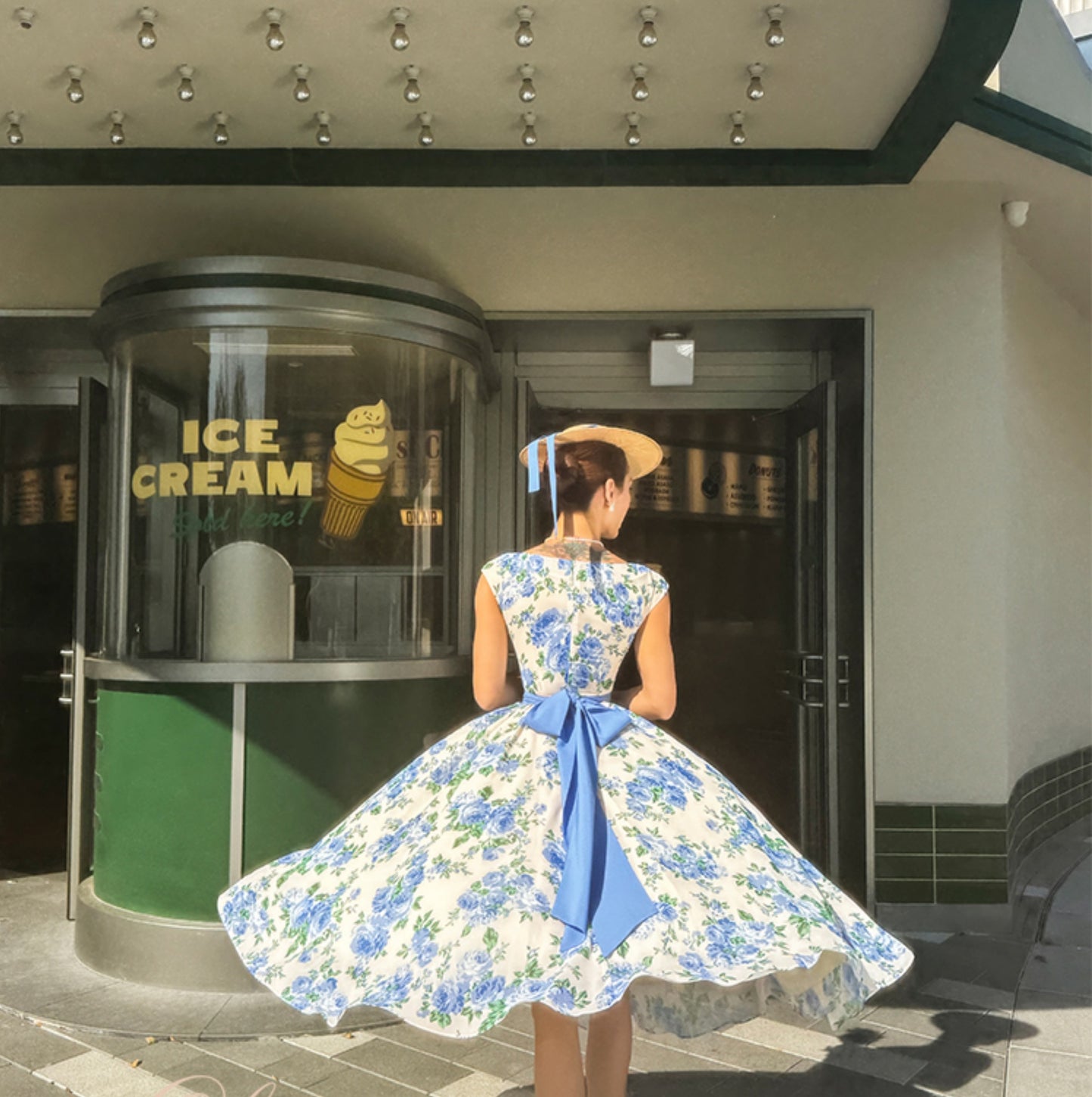 Le Palais Vintage elegant silk floral dress with a huge hem-KOTORI.