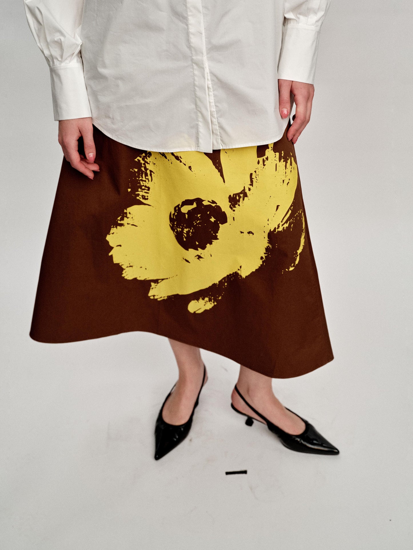 SERRER Bright yellow daisy print brown skirt - LOGAN.