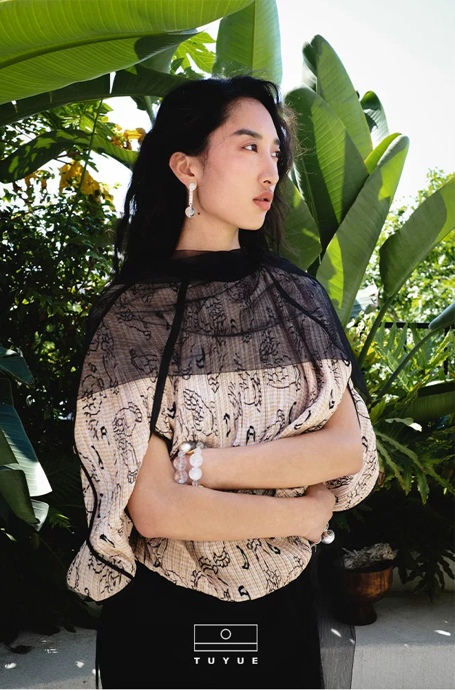TUYUE Art Print Pleated Round Silhouette Top- ARTHUR