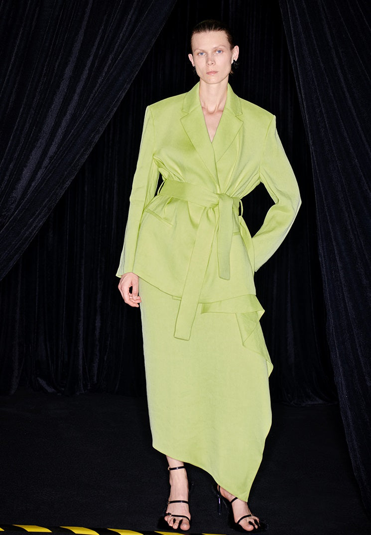 M essential Mackay designer linen with a loose tie suit - eve.