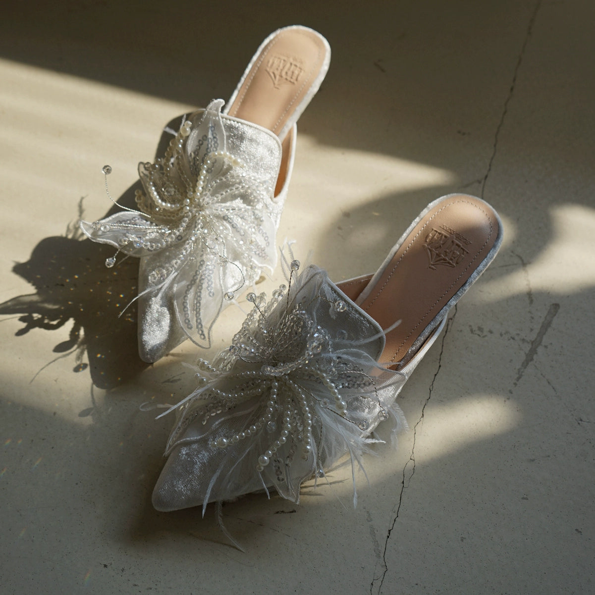 B-FEI's feather embroidered kitten heel-CARO.