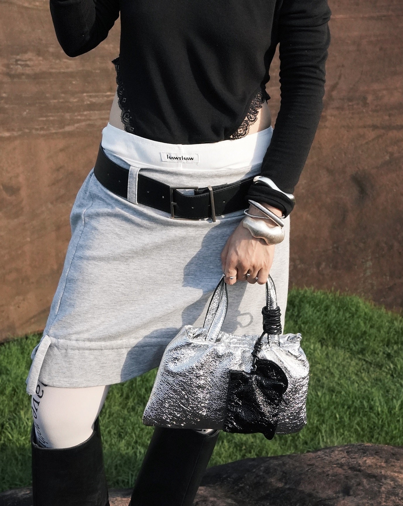 IUBALLET black and white sequence real sheepskin contrast tote bag - BLUE.