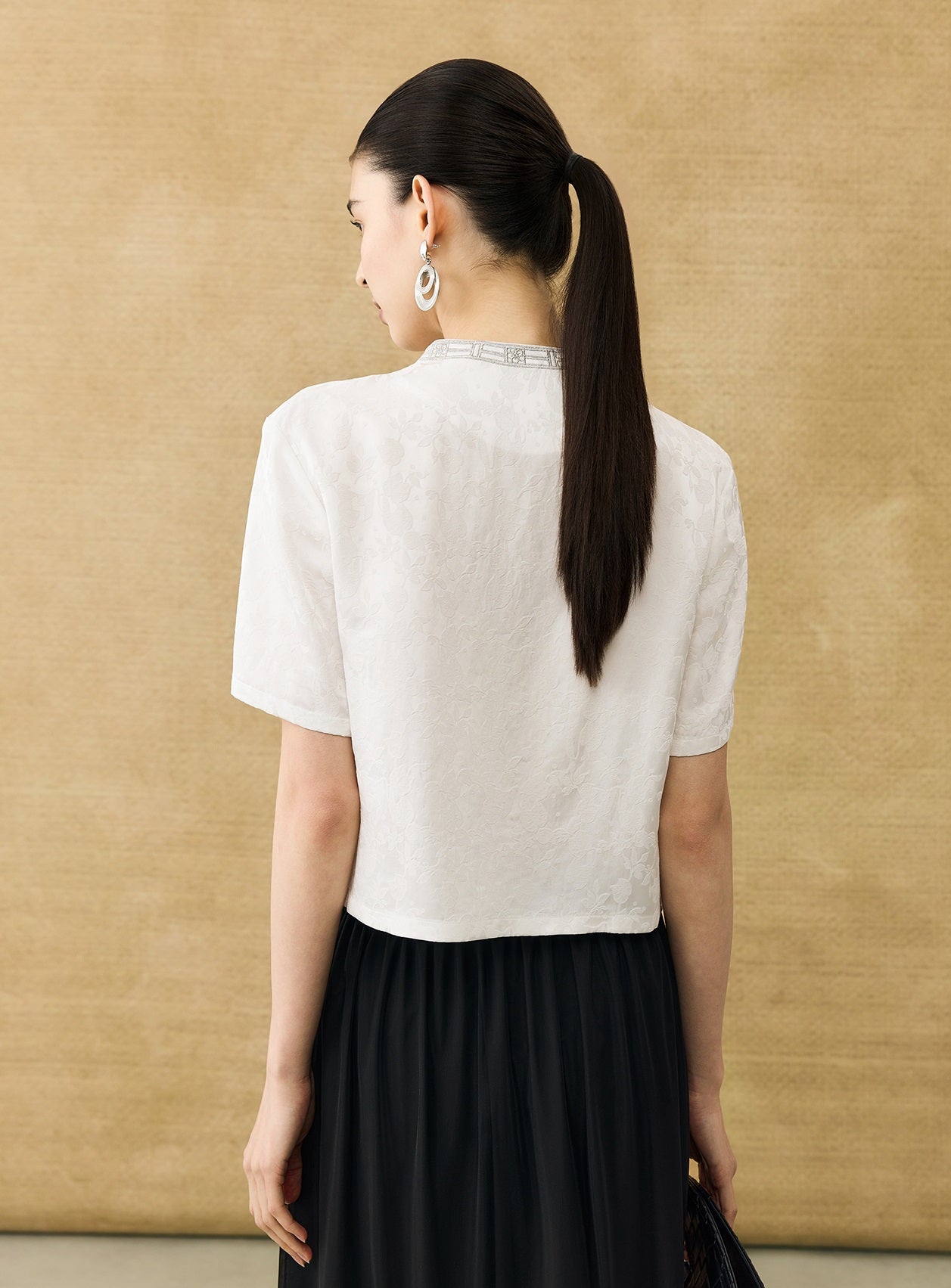 HECO Chinese Flower Embossed Disc Buckle Short Sleeve T-Shirt - BOND.