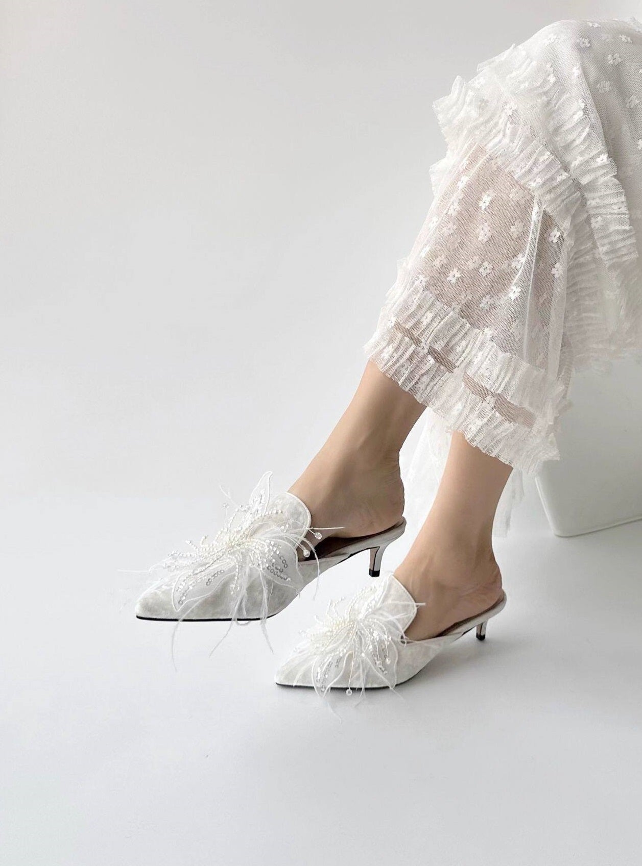 B-FEI's feather embroidered kitten heel-CARO.