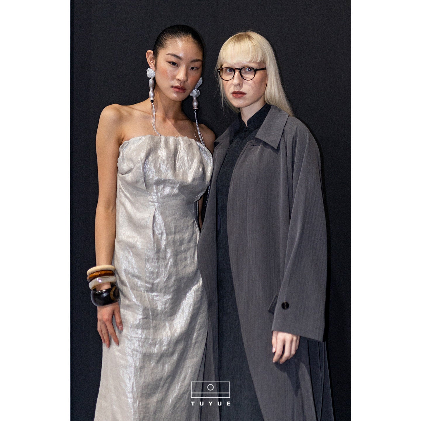 TUYUE Gray simple silhouette mid-length trench coat - GIFTY.
