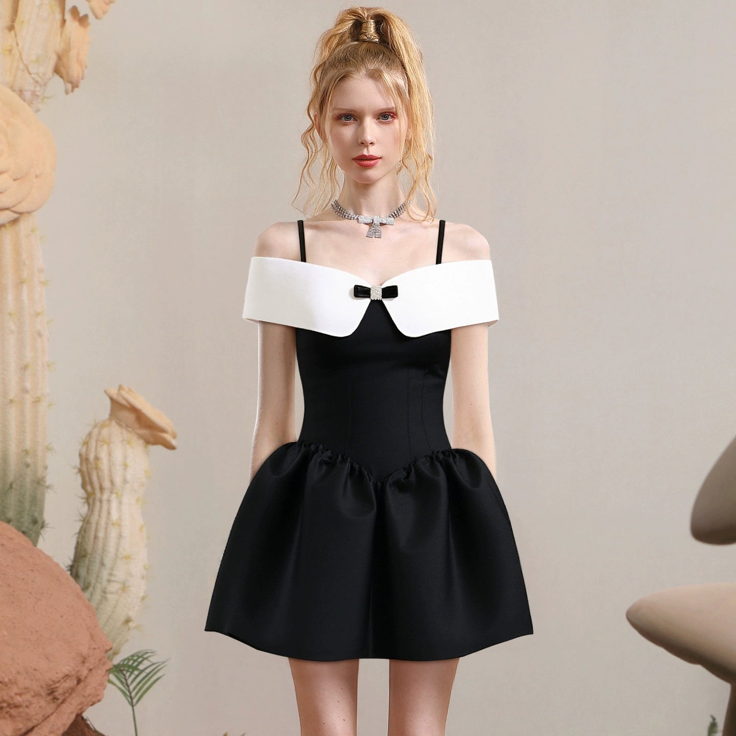 CHECOCRE Stubble French fashion suspender off-the-shoulder black Hepburn-style dress  - TEAR ?