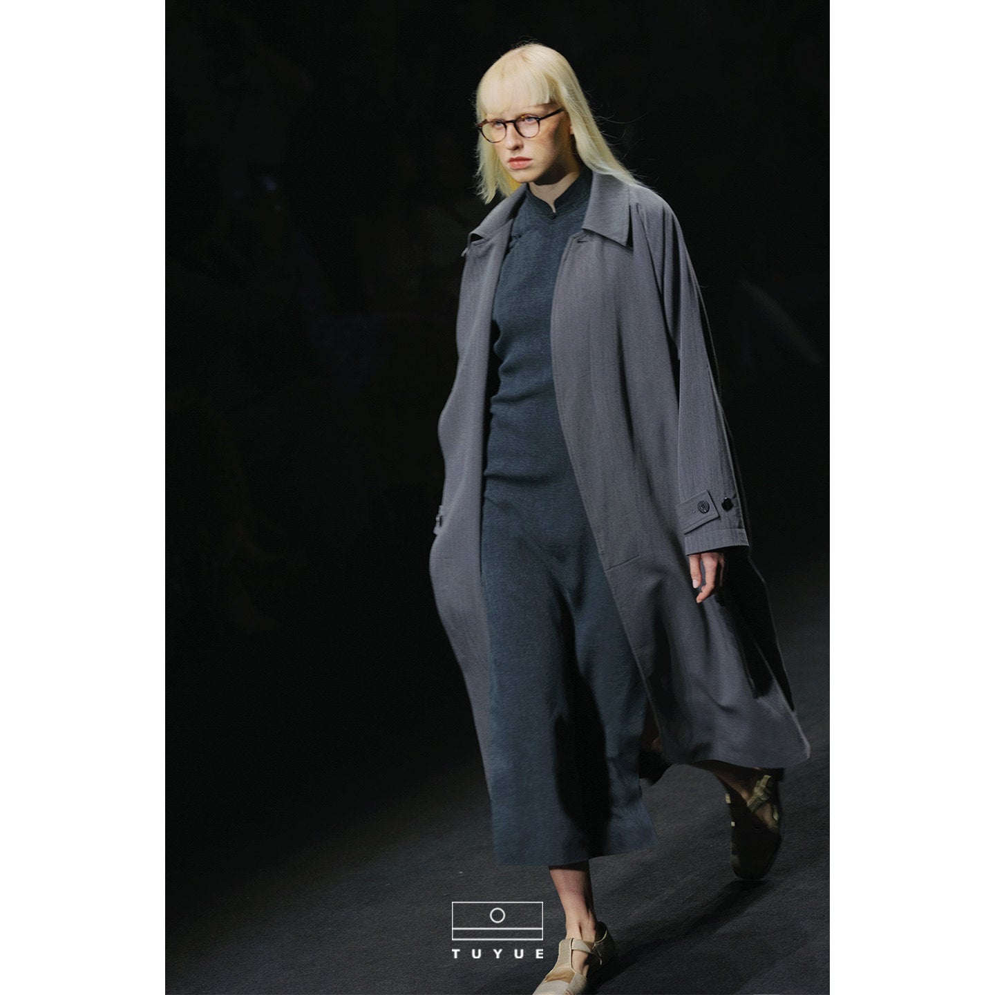 TUYUE Gray simple silhouette mid-length trench coat - GIFTY.