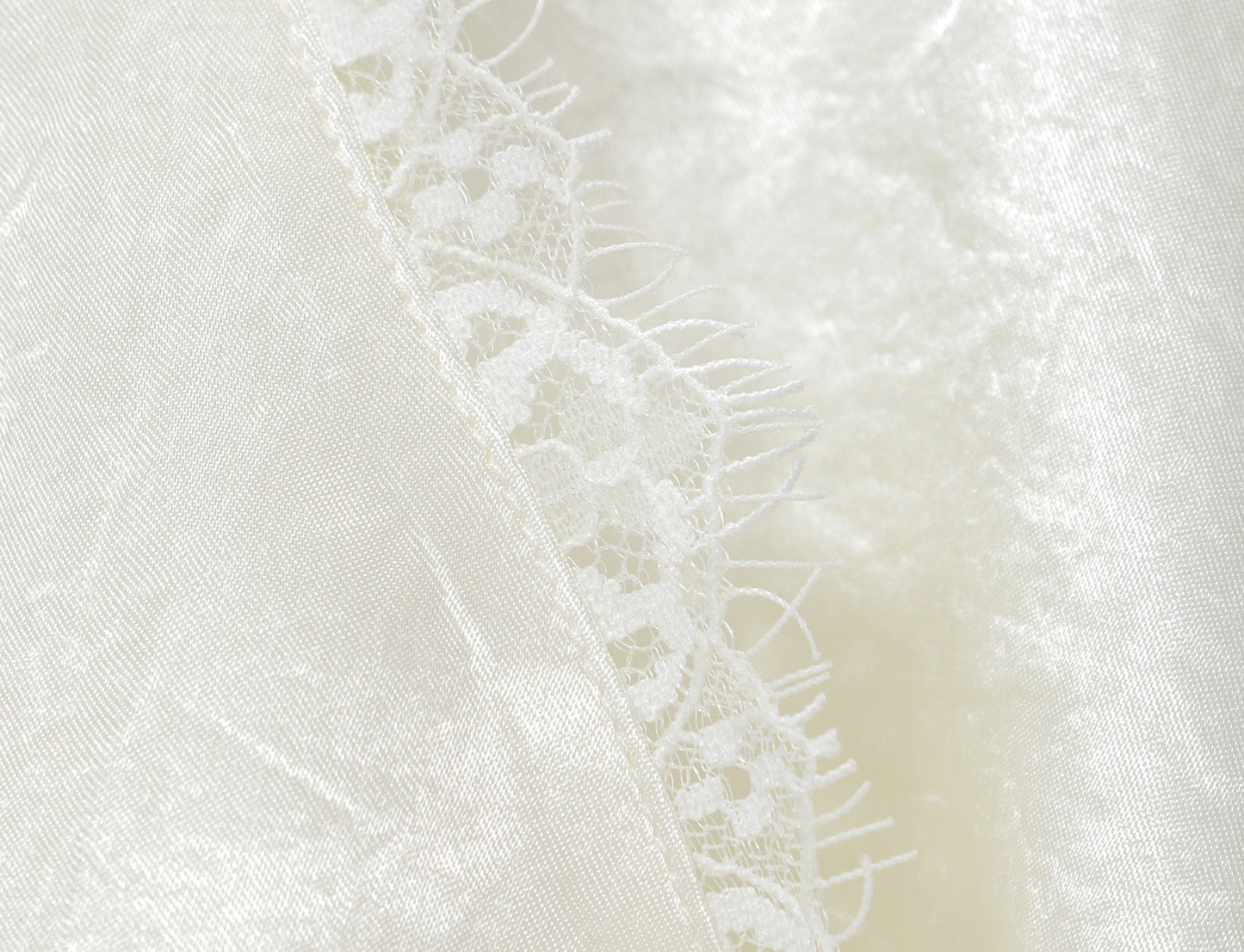 WANGXO| Acetate  Lace-Trimmed Metal Chain Halterneck V-Neck Pleated Top -AYRA.