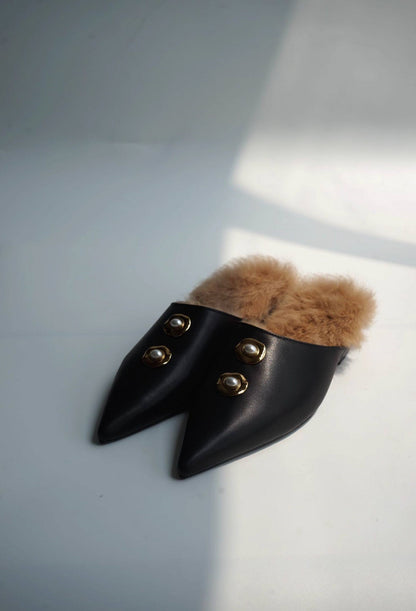 B-FEI black leather single shoe with metal buckle.