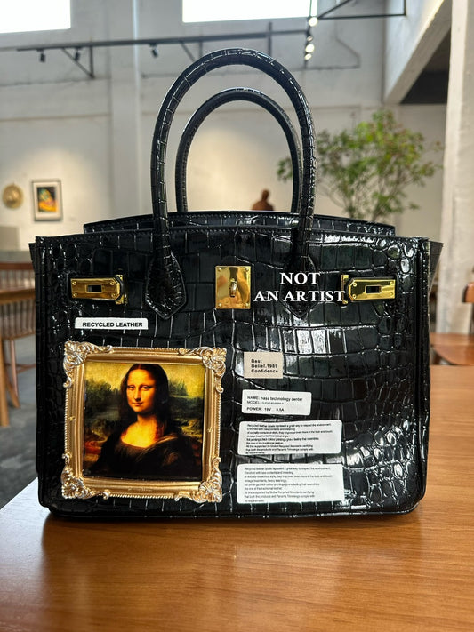 NOT AN ARTIST Mona Lisa smiling platinum bag - EDGE