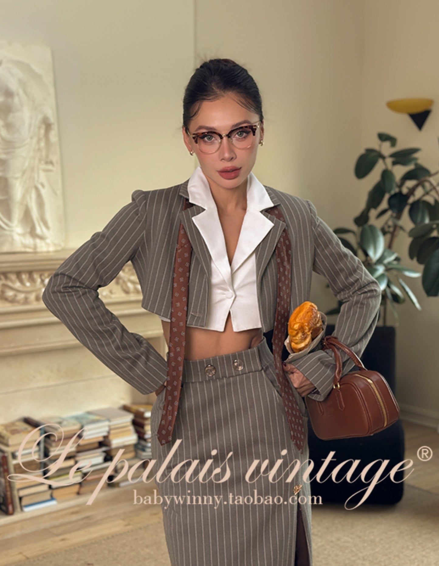 Le palais vintage cropped slim waistcoat with a white deep V suit collar Vest- MEE
