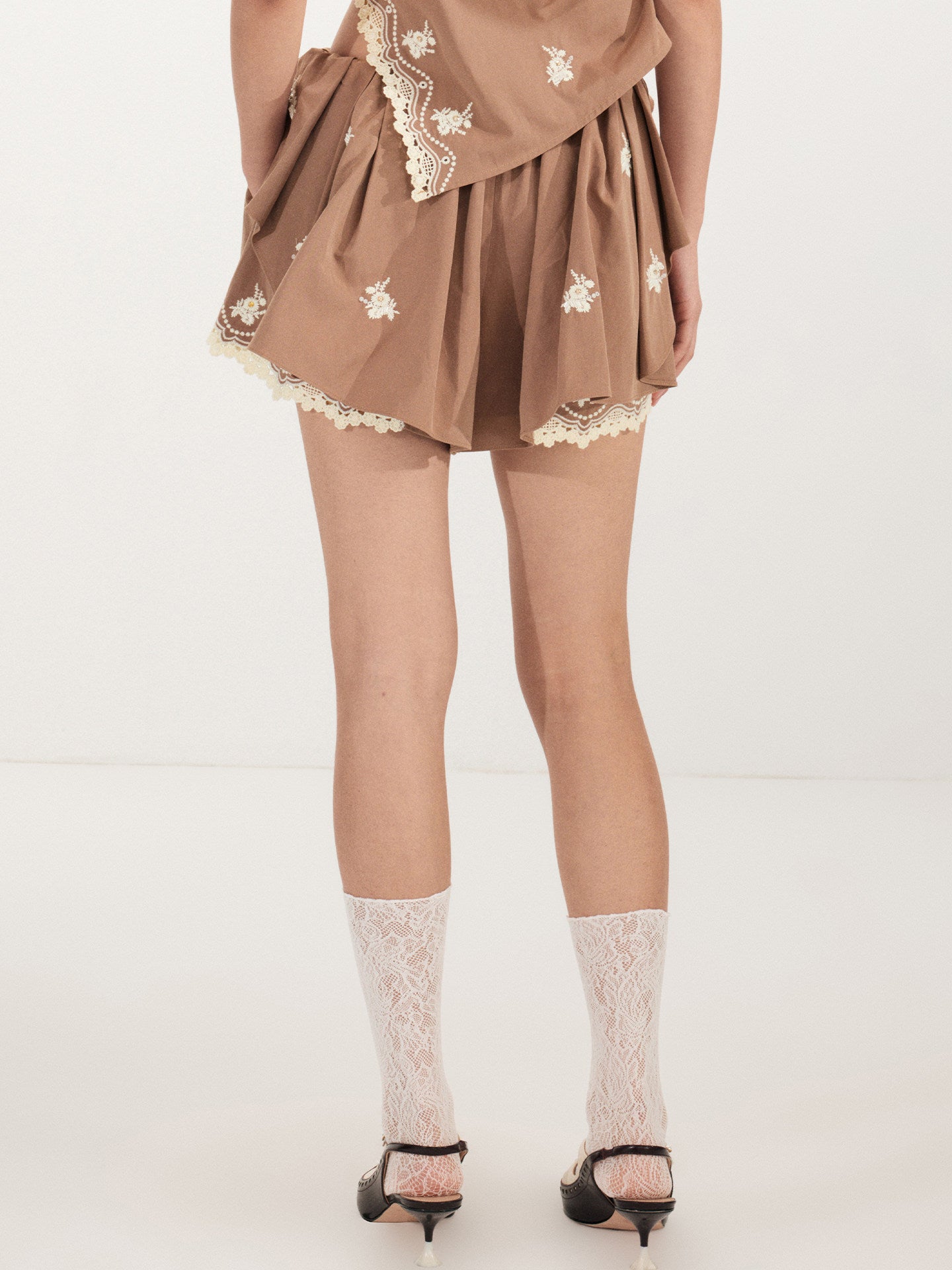 FAME flower embroidery deconstruction shorts fake two slacks