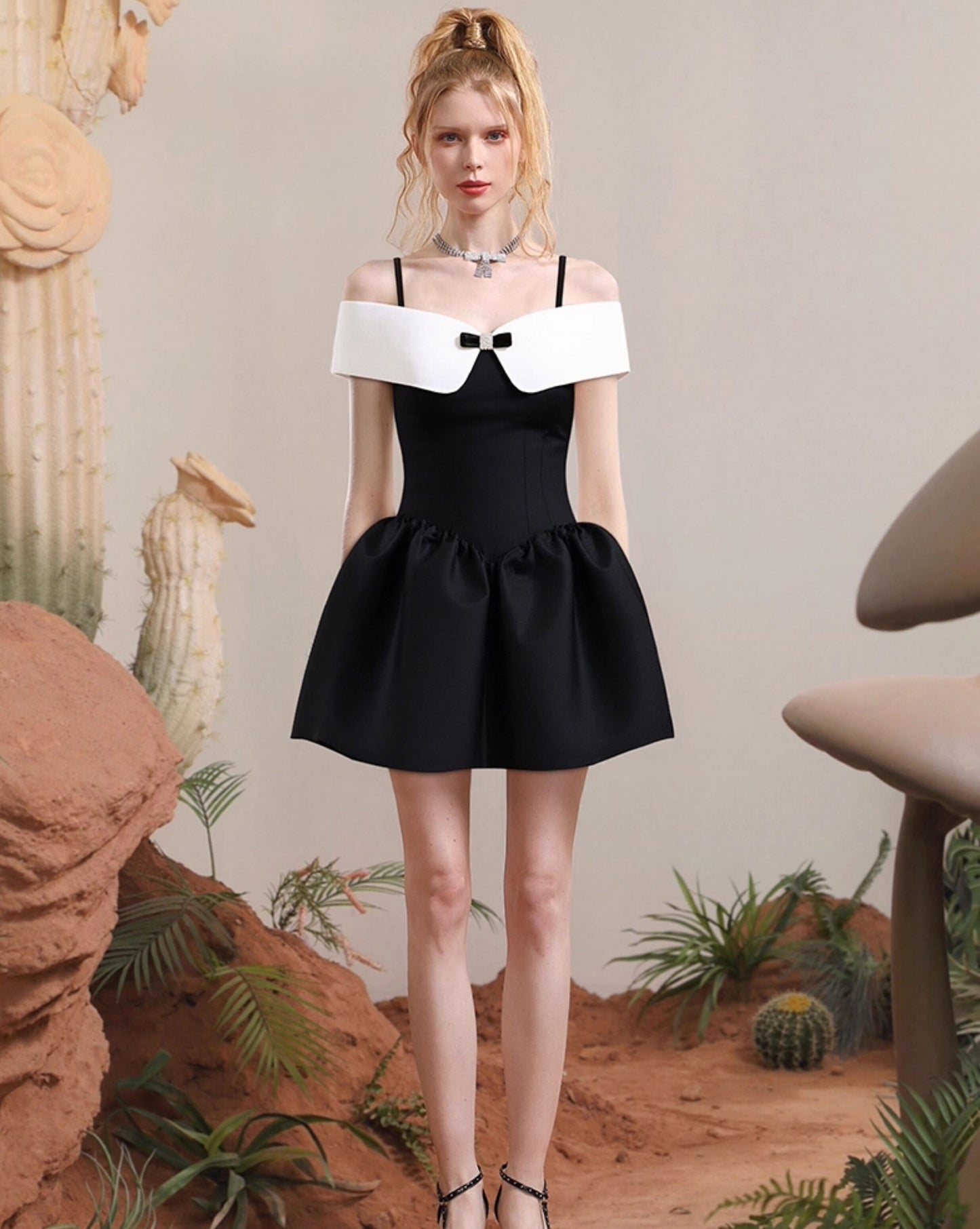 CHECOCRE Stubble French fashion suspender off-the-shoulder black Hepburn-style dress  - TEAR ?