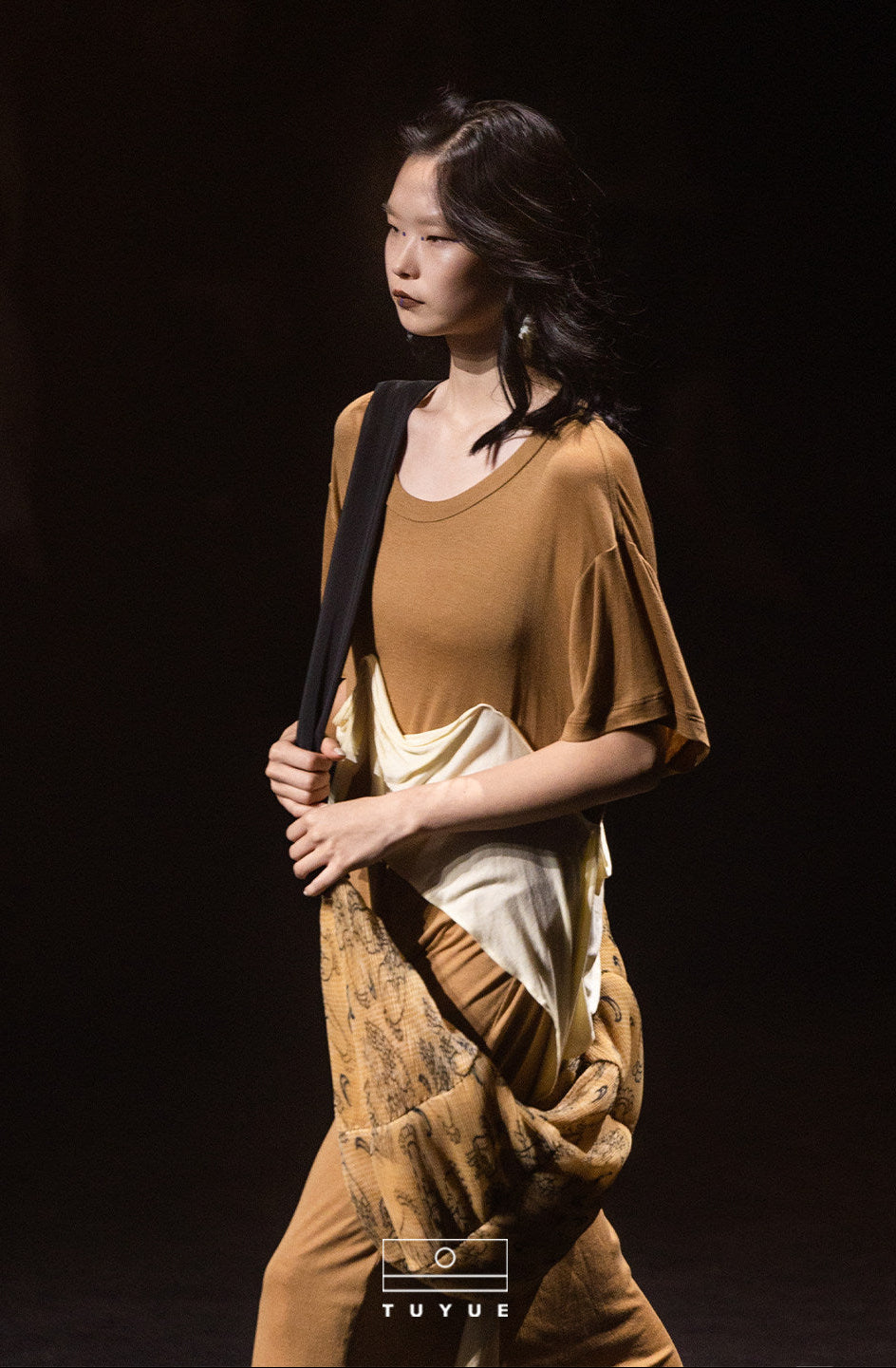TUYUE brown crew neck loose draped design short sleeve dress - BROWN.