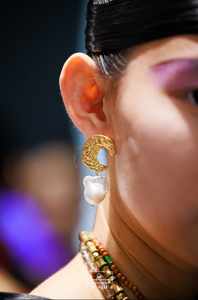 TUYUE brass gold-plated handmade baroque pearl earrings- JUNG.