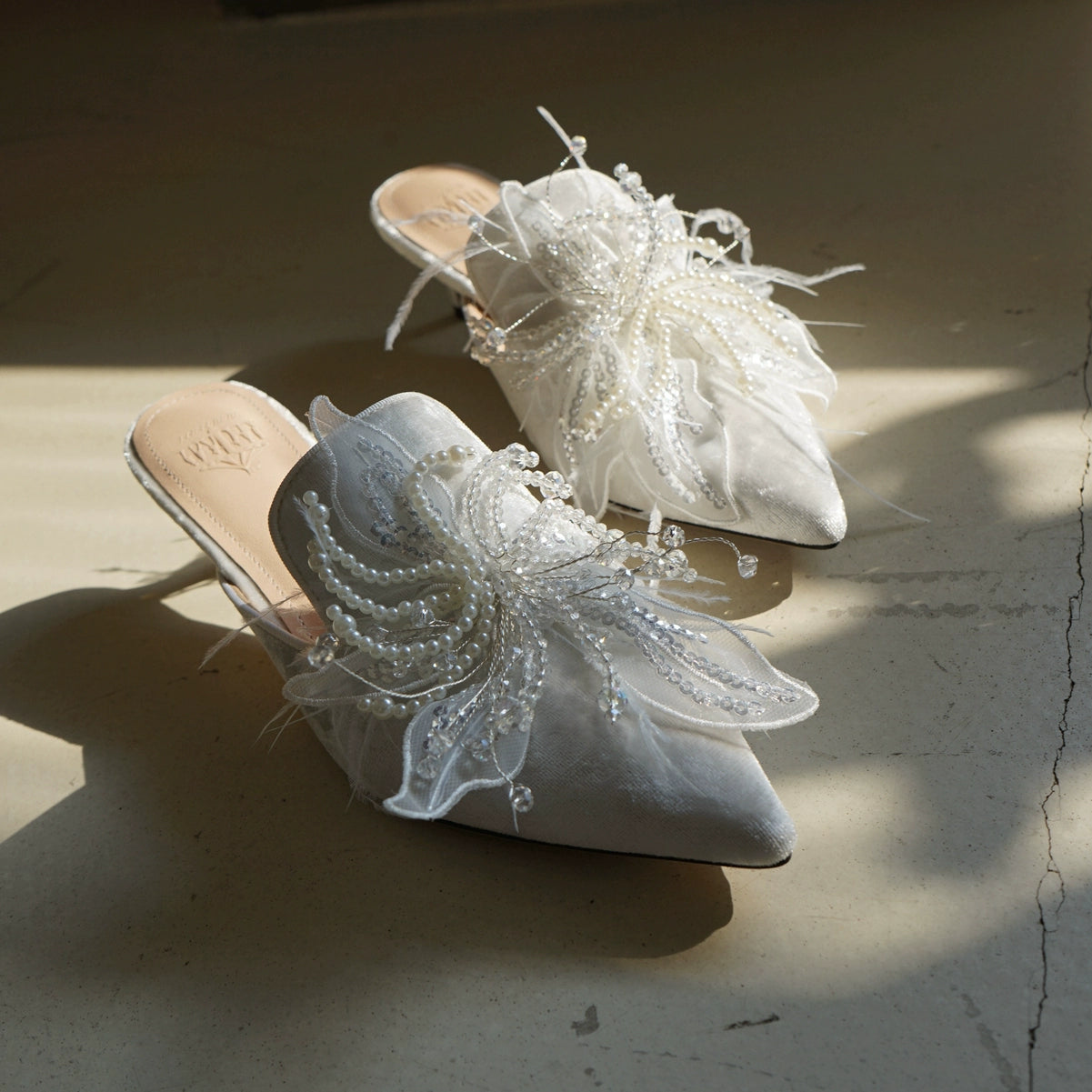 B-FEI's feather embroidered kitten heel-CARO.