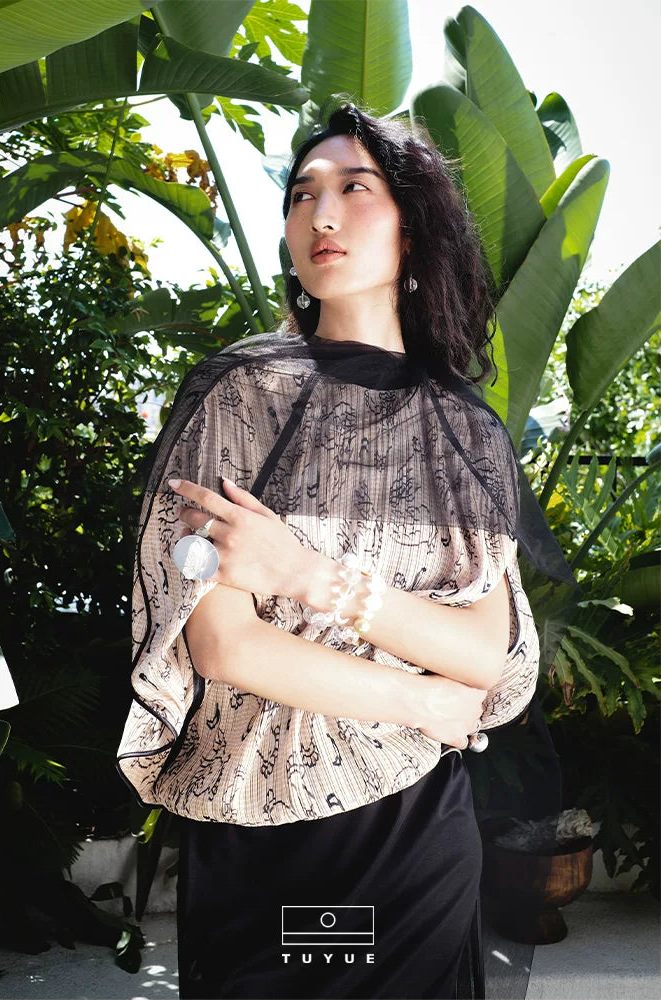 TUYUE Art Print Pleated Round Silhouette Top- ARTHUR