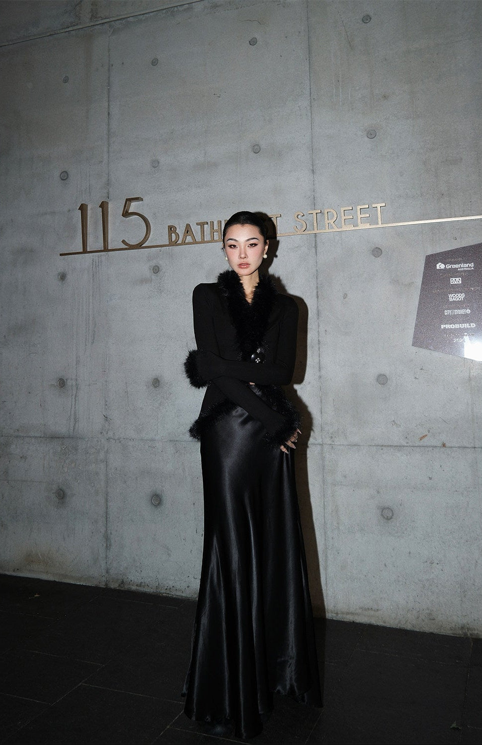 MEI SANGUAN Black slim V-neck fur jacket - BRIXABY