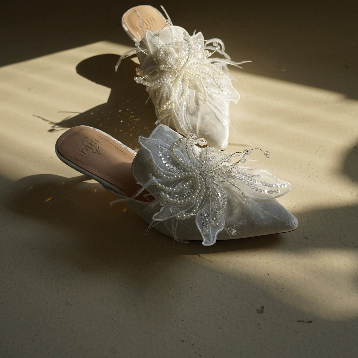 B-FEI's feather embroidered kitten heel-CARO.