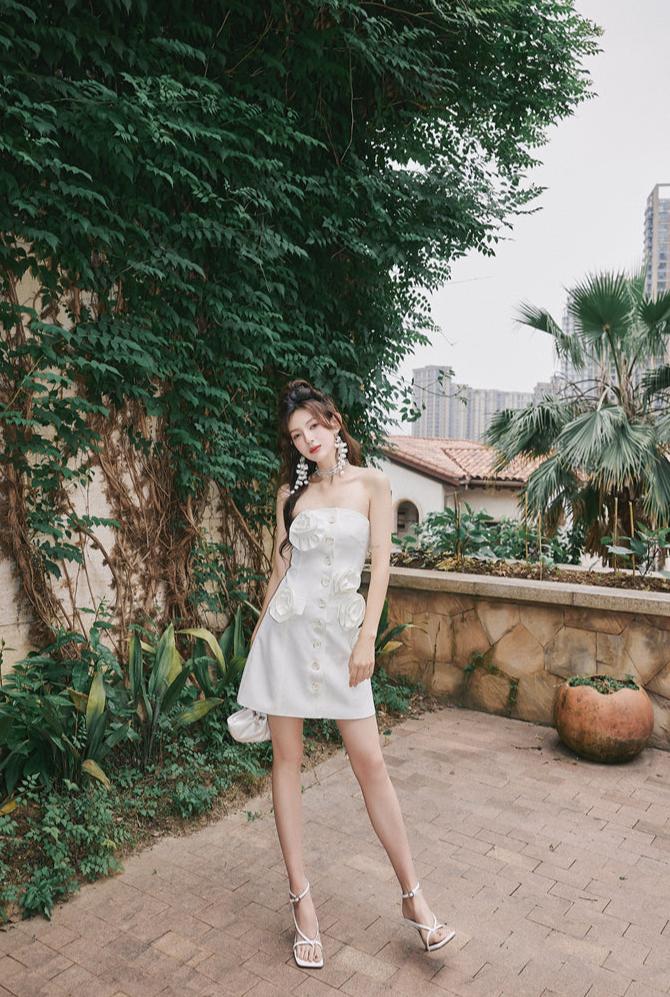 DOLLY Elegant White Flower Bud Chest Wrap High Waist Shor t Banquet Dress-LOLO