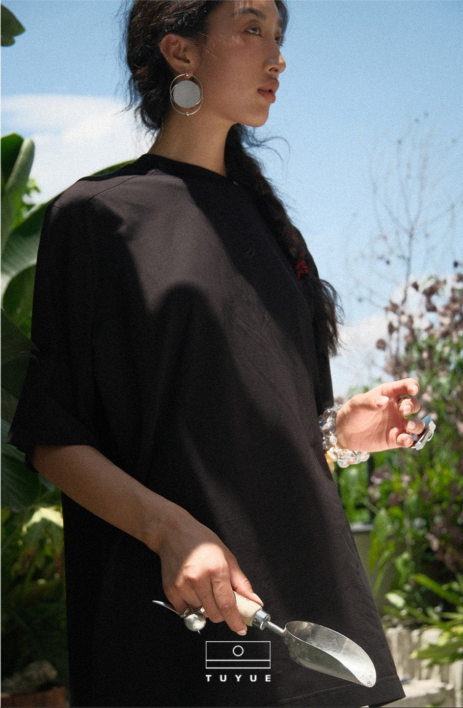 TUYUE embroidered loose black mercerized cotton moon T-shirt- DEAN.