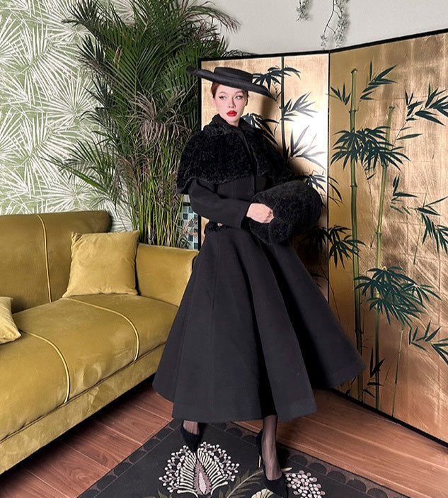 Le Palais Vintage's cape black thick woolen coat - Ster.