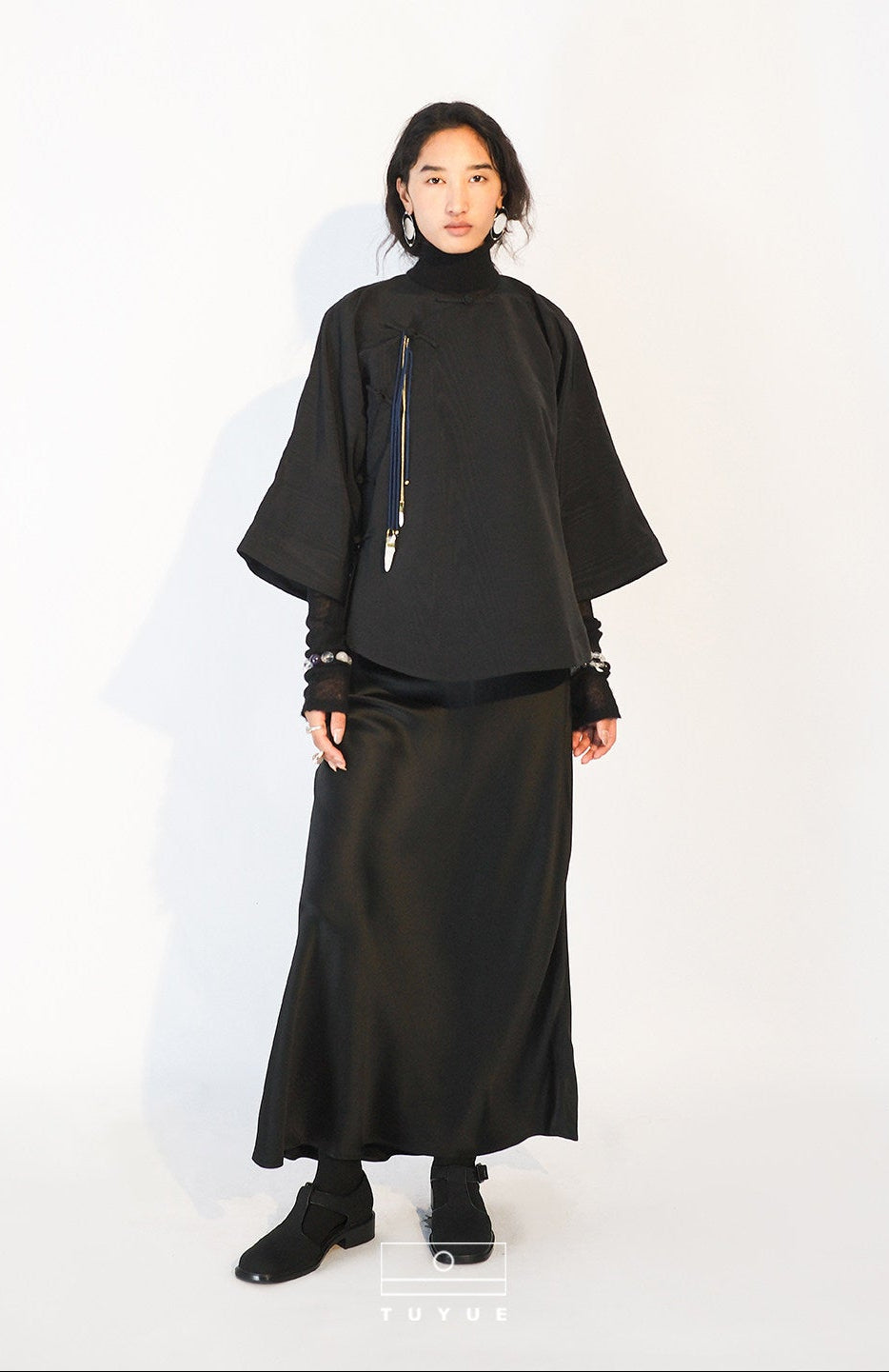 TUYUE Black Handmade Buckle Loose Morning Robe Top - XANDER.