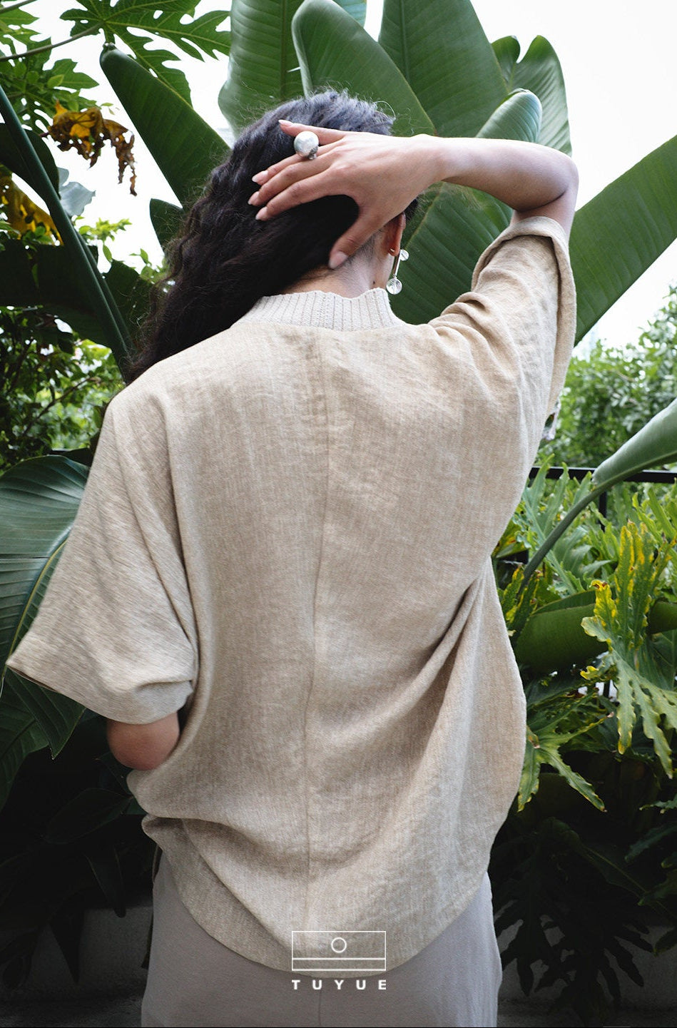 TUYUE One-piece Cut Knit Collar Loose Short Sleeve T-Shirt - BEVERLY.