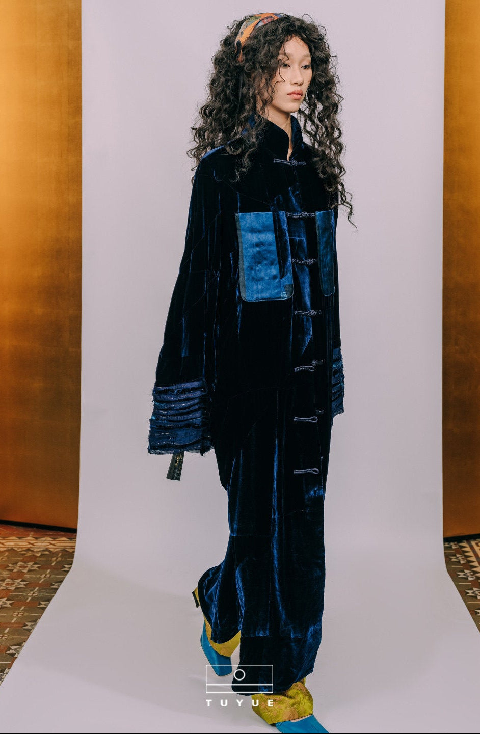 TUYUE Blue Silk Velvet Handmade Buckle Stand Collar Robe Jacket - RUTH.